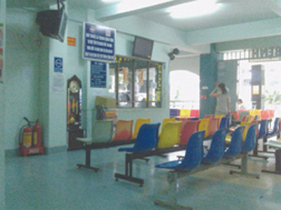 Khu khám bệnh ở BV Nguyễn Tri Phương vắng hoe lúc 2 giờ chiều Ảnh: L.N