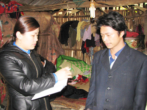 PCT xã Tuyết đi thực tế tại các nhà dân