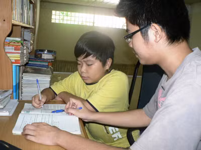Vũ giúp em ôn tập bài vở trong những tháng hè