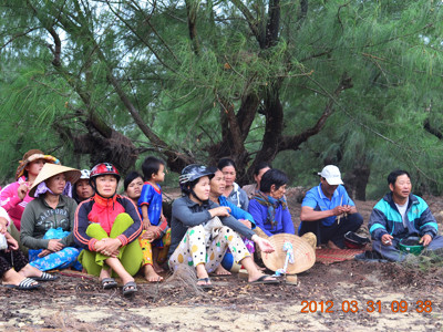 Người dân xã Mỹ An thay nhau canh rừng