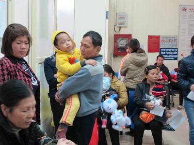 Tình trạng bệnh nhân phải chờ đợi khám ở nhiều bệnh viện khiến bộ trưởng xót ruột Ảnh: PV