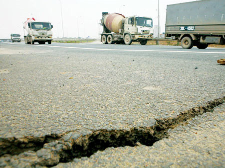 Đại lộ Thăng Long lại bị xẻ rãnh