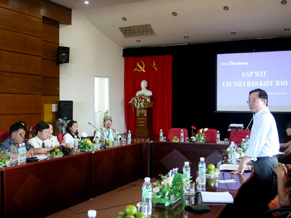 Đoàn nhà báo kiều bào giao lưu với báo Tiền phong