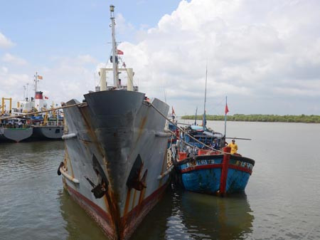 Tàu Hải quân cứu hộ hai tàu cá bị nạn