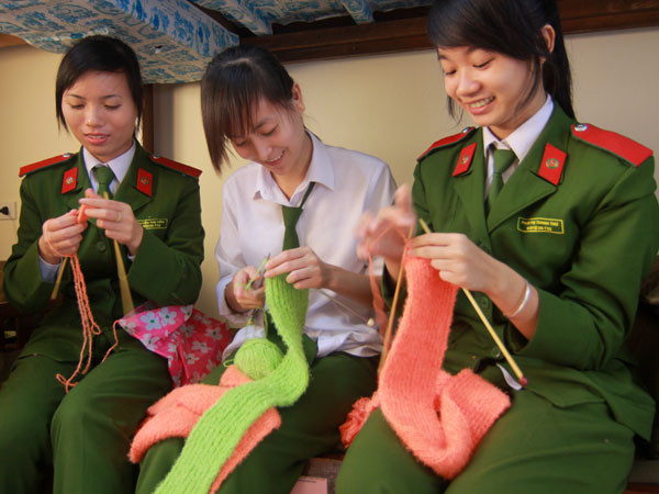 Nữ sinh cảnh sát đan khăn tặng trẻ vùng cao