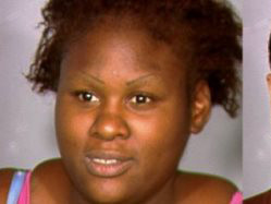 Cả gan 'mây mưa' trên xe cảnh sát