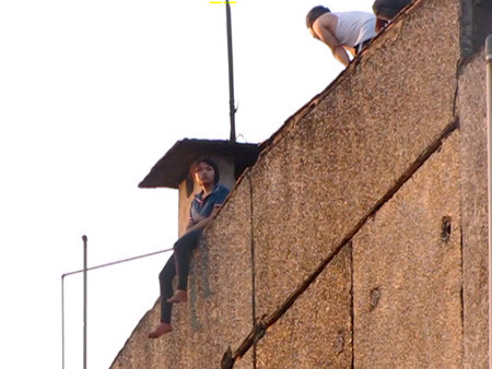 Bác Vân (áo trắng) đang thuyết phục cô gái