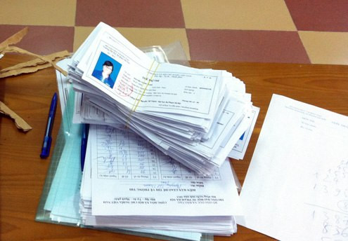 Thông qua việc đối chiếu người đến dự thi và ảnh trên thẻ dự thi, bảng ảnh của trường, người thi hộ sẽ dễ dàng bị phát hiện