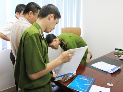 Khám xét nơi làm việc của ông Bình