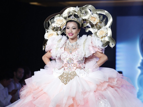 U40 Ngô Mỹ Uyên vẫn đủ sức đọ dáng với đàn em