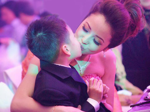 Siêu quậy Bảo Nam hân hoan trong tiệc cưới của Jennifer