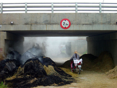 Đốt ngay trong hầm chui, khiến nhiều phương tiện không thể qua lại