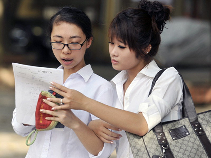 Nhiều thí sinh bị đình chỉ vì điện thoại, tài liệu