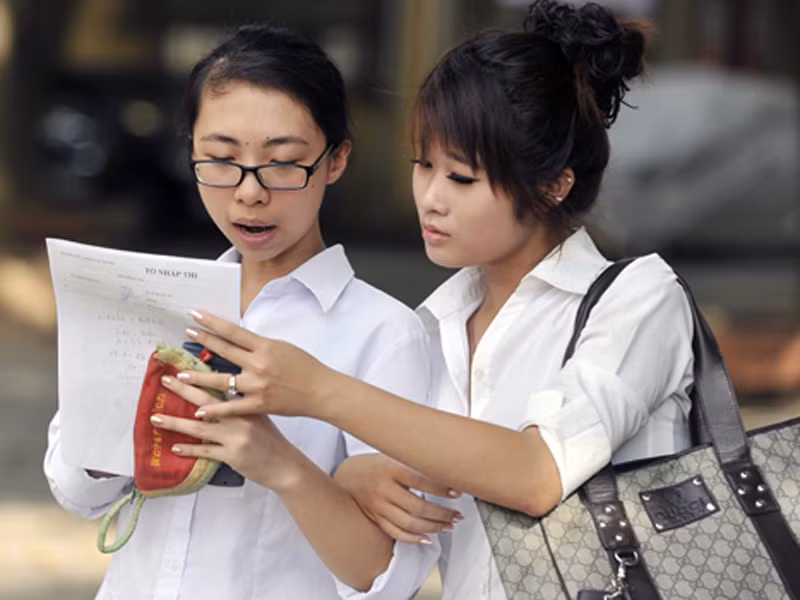 Nhiều thí sinh bị đình chỉ vì điện thoại, tài liệu