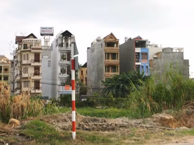 Tư hữu đất đai: Nên hay không?