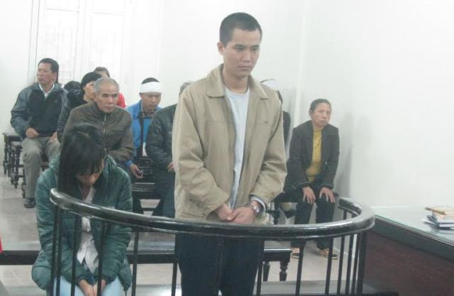 Bình cùng bạn gái trong phiên xử ngày 5/12