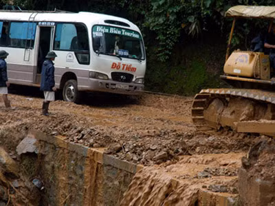 Lở núi, gây tắc đường huyết mạch tới Mường Tè