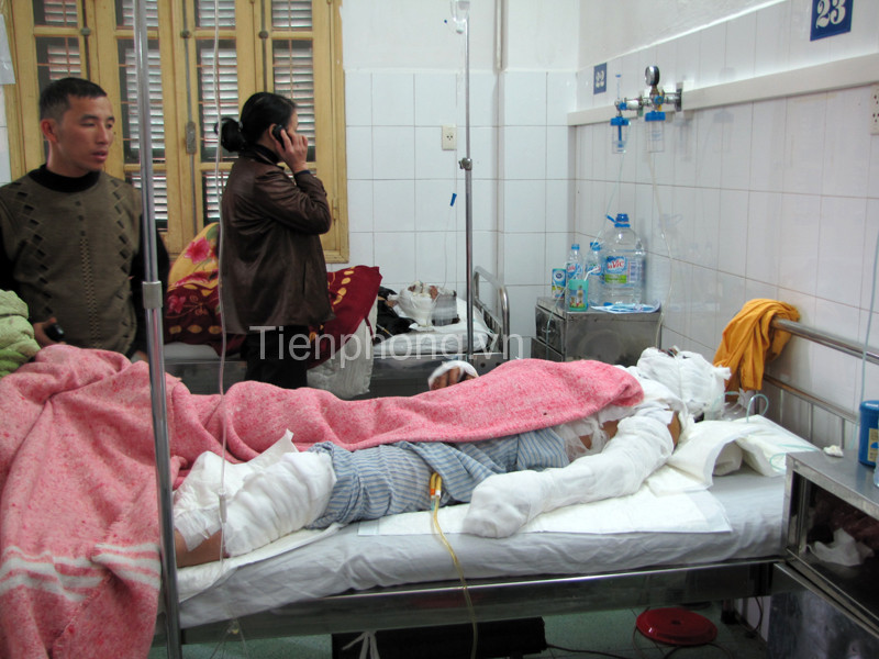 Anh Việt (ngoài cùng) và anh Hoàn đang được điều trị tại Bệnh viện Xanh - pôn. Ảnh: Tuấn Nguyễn