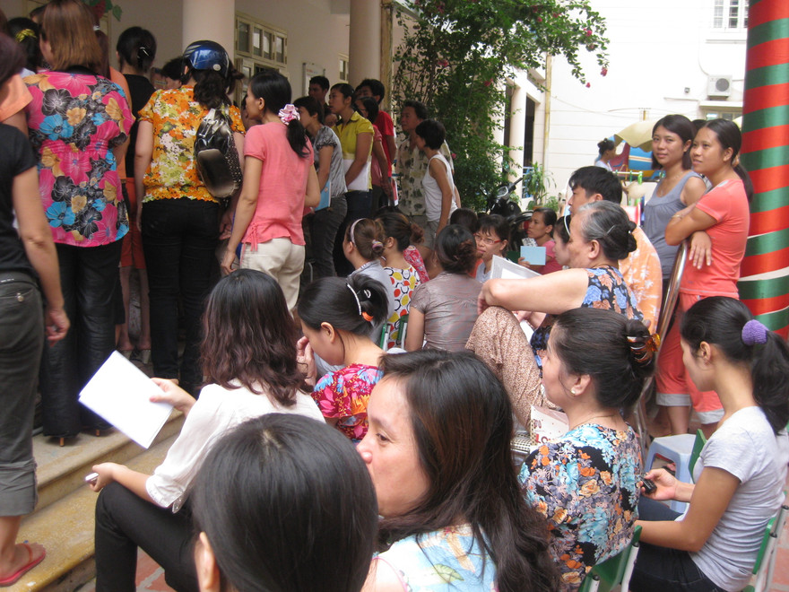 Chen chúc mua hồ sơ cho con tại trường mầm non Bình Minh