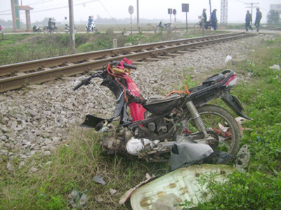 Bị tàu hỏa đâm, vợ chồng chết sau ngày cưới