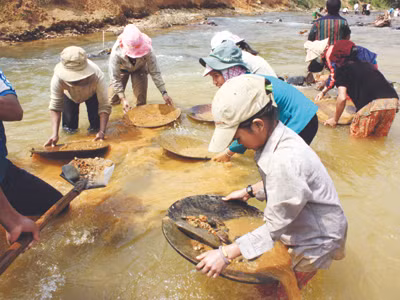 Đào đãi vàng trái phép trên khe Tăng (Phước Sơn, Quảng Nam)	Ảnh: Nam Cường