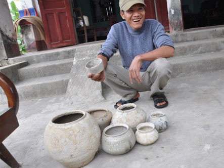 Làm ruộng vô tình đào được bình cổ nghìn tuổi