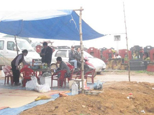 Quán nước sát những ngôi mộ