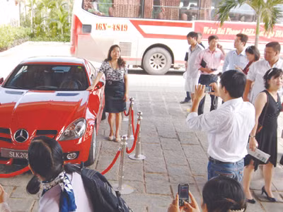 Vợ chồng bà Hoàng Hải Yến, từng được Agel thưởng ô tô năm 2010, do phát triển nhanh hệ thống bán hàng đa cấp tại Việt Nam. ẢNH: CTV