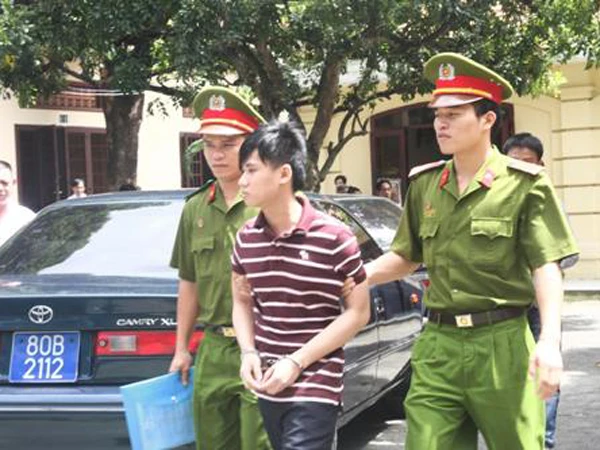 Làm "trò người lớn" với bé 13 tuổi, ngồi tù 14 năm