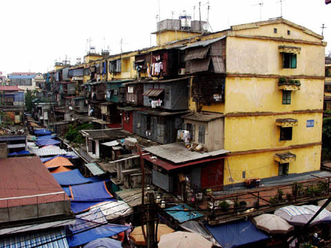 Chung cư cũ chậm cải tạo, xuống cấp nghiêm trọng. Ảnh: Hồng Vĩnh