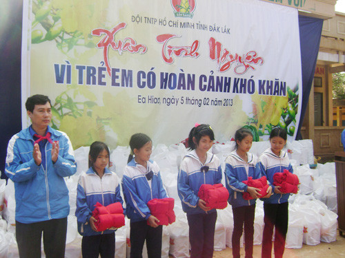 Quà xuân đến buôn làng, biên giới