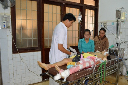 Bị xe cán nát đùi, bà vẫn ôm chặt cháu