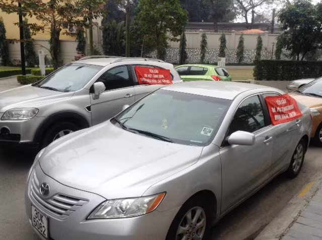 Dân và chủ đầu tư choảng nhau vì phí gửi xe