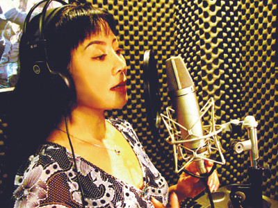 Vào phòng thu bình dân làm ca sĩ