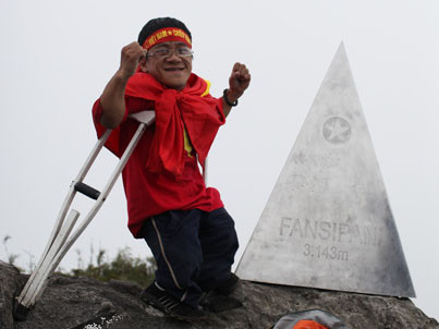 Chàng trai 90 cm chinh phục Fansipan bằng nạng gỗ