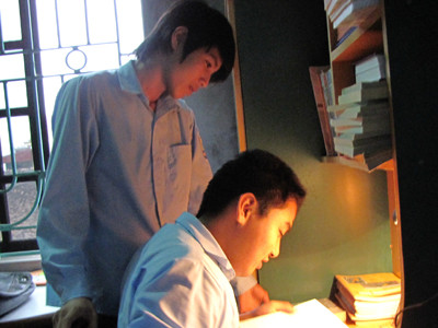 Chung và Quang bên góc học tập