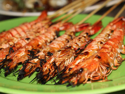 Ăn tôm, cua, ốc nướng có thể ho ra máu