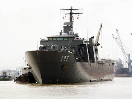 Tàu đổ bộ Singapore thăm TP.Hồ Chí Minh