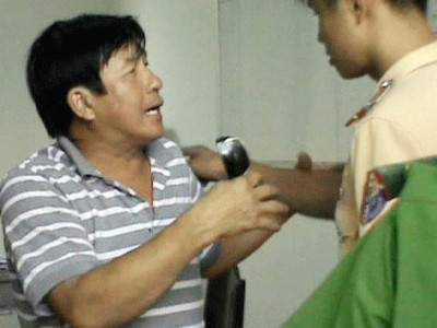 Clip: Việt kiều say xỉn 'quậy' trên phố, chửi bới CSGT