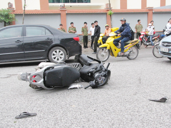 Hai xe đâm nhau, một thanh niên nhập viện