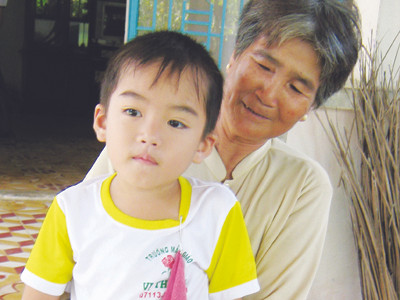 Bà Nguyễn Thị Điệp và đứa cháu 5 tuổi trở về từ Đài Loan. Ảnh: Kiến Giang