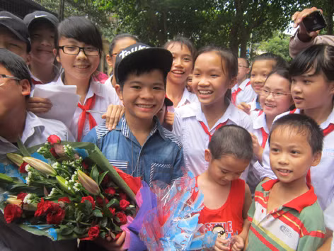 Hàng trăm người đón quán quân Giọng hát Việt nhí