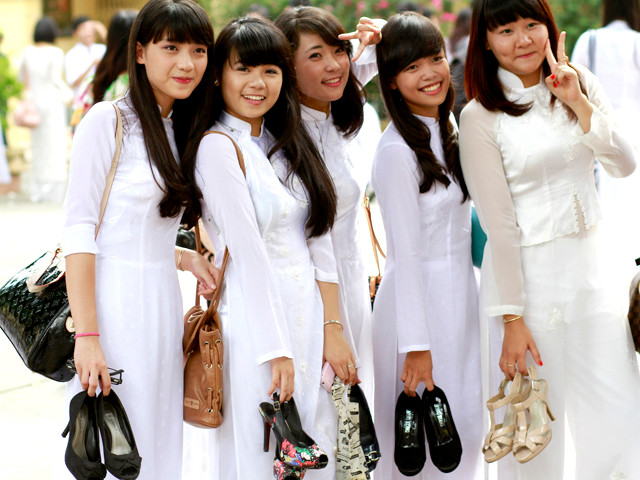 Khoảnh khắc tinh nghịch của áo trắng ngày tựu trường