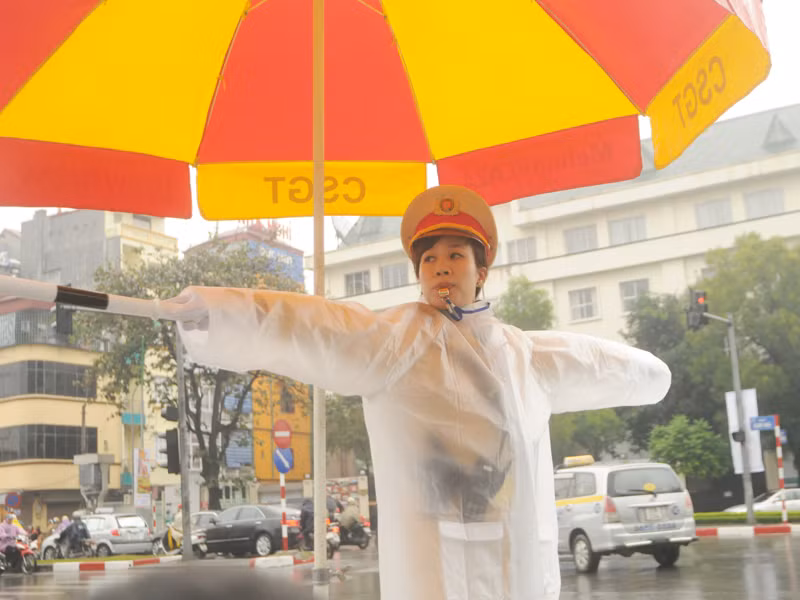 Thiếu úy Nguyễn Mai Huyền – Đội CSGT số 2 tham gia phân luồng giao thông tại ngã tư Nguyễn Chí Thanh - Kim Mã. Ảnh: Tuấn Nguyễn