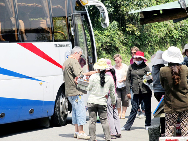 Du lịch tự phát, chèo kéo khách trên đèo Hải Vân