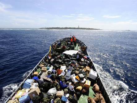 Quà Tết vượt sóng ra Trường Sa