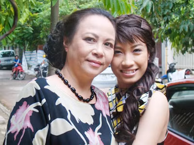 Thanh Quý (trái) và Pha Lê trong “Đầm lầy bạc”