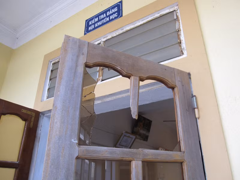 Trụ sở UBND xã bị đập phá