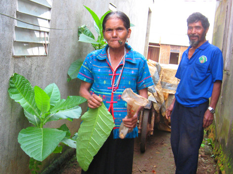 Nơi phụ nữ nghiện thuốc lá hơn... cơm
