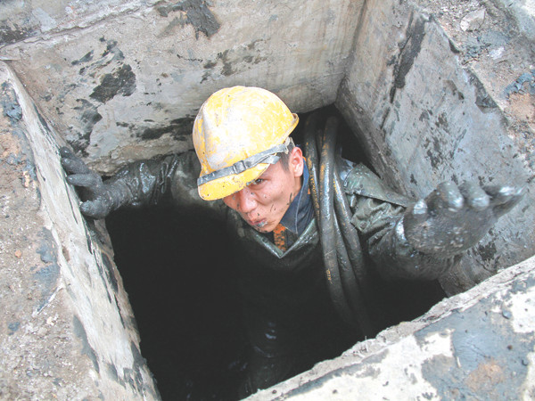 Mệt mỏi ra khỏi cống ngầm